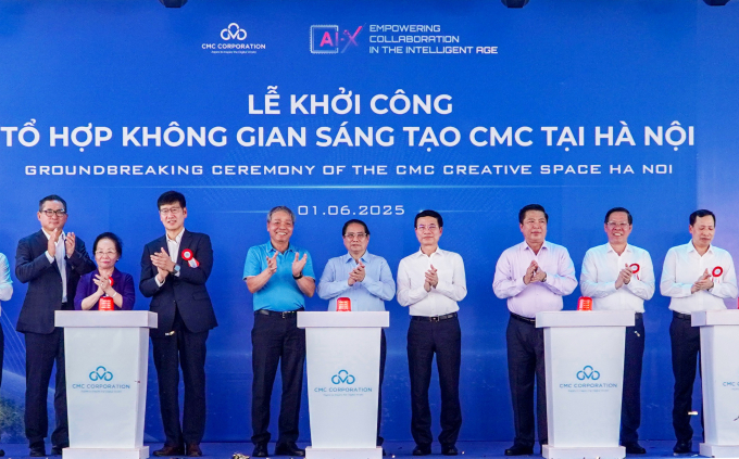 Thủ tướng Chính phủ cùng lãnh đạo các Bộ, ngành, địa phương và tập đoàn CMC bấm nút khởi công dự án CCS Hà Nội. Ảnh: Thành Lưu