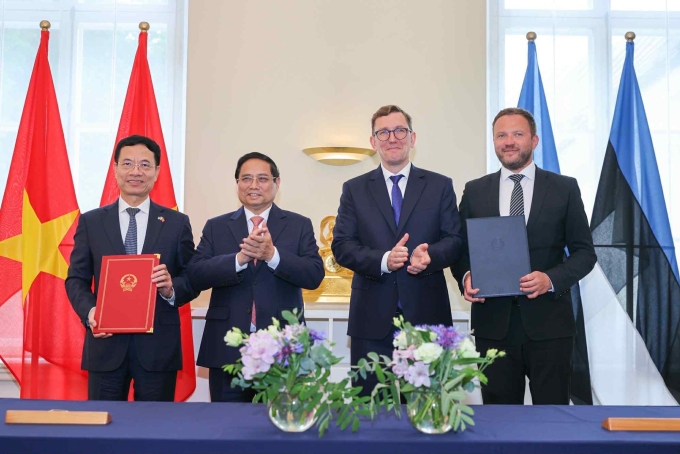 Bản ghi nhớ được Bộ trưởng Khoa học và Công nghệ Nguyễn Mạnh Hùng ký với Bộ trưởng Ngoại giao Estonia (thay mặt Bộ Tư pháp và Chuyển đổi số Estonia) ngày 6/6, trước sự chứng kiến của Thủ tướng hai nước. Ảnh: HTQT