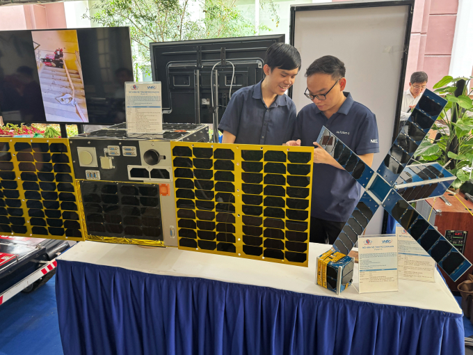 Loạt mô hình vệ tinh MicroDragon, NanoDragon, PicoDragon của Trung tâm Vũ trụ Việt Nam trưng bày tại Ngày hội Khoa học và Công nghệ 2025, tại trụ sở Bộ Khoa học và Công nghệ, ngày 16/5/2025. Ảnh: Lưu Quý