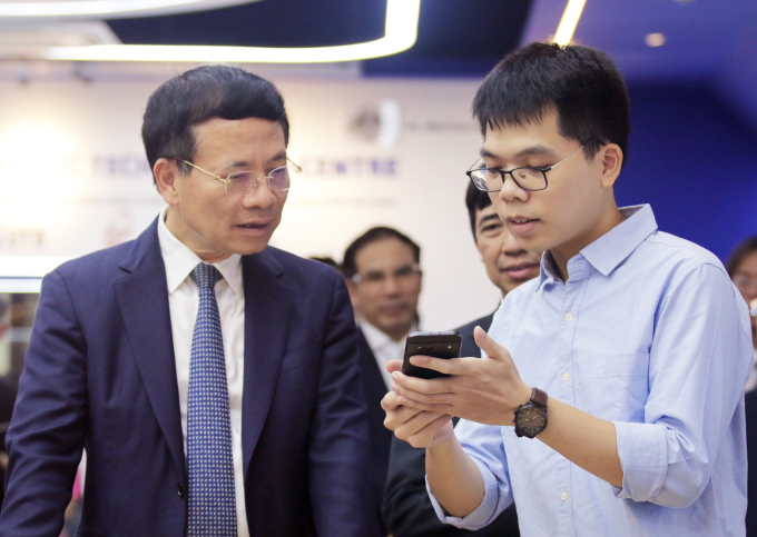 Bộ trưởng Khoa học và Công nghệ Nguyễn Mạnh Hùng nghe giới thiệu về một sản phẩm được phát triển tại Học viện Công nghệ Bưu chính Viễn thông, ngày 30/5/2025. Ảnh: Thanh Hằng