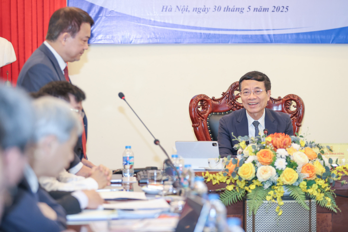 Bộ trưởng Nguyễn Mạnh Hùng làm việc với Viện Năng lượng nguyên tử Việt Nam. Ảnh: Anh Dũng