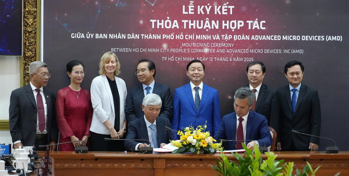 Buổi ký kết biên bản ghi nhớ giữa đại diện UBND TP HCM và AMD (Mỹ). Ảnh: Hoàng Nhân