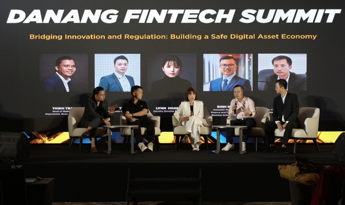 Các chuyên gia chia sẻ tại Đà Nẵng Fintech Summit, sáng 7/6. Ảnh: Trọng Đạt