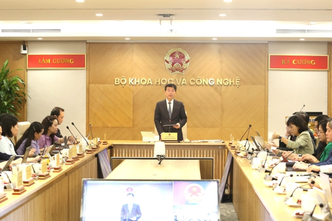 Bộ trưởng Nguyễn Mạnh Hùng làm việc với bốn đơn vị thuộc khối chuyển đổi số, sáng 11/7. Ảnh: Doãn Mạnh