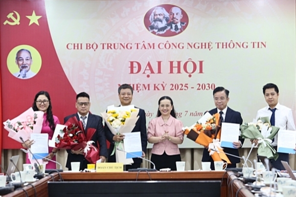 Cấp ủy Chi bộ Trung tâm Công nghệ thông tin nhiệm kỳ 2025 - 2030. Ảnh: TTTT