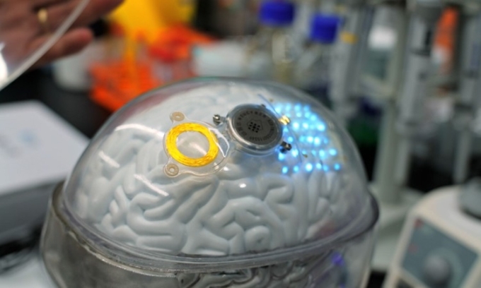 Chip Beinao-1 chỉ nhỏ bằng đồng xu. Ảnh: CNN