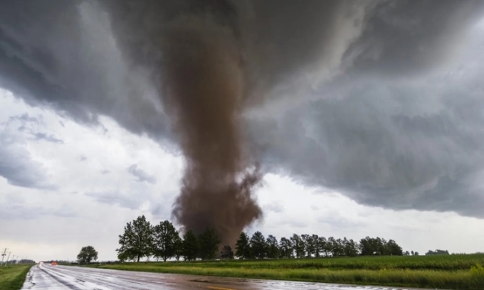 Lốc xoáy thường xuất hiện trong bão supercell. Ảnh: Mike Hollingshead