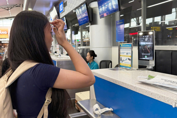 Một hành khách làm thủ tục bay qua máy quét khuôn mặt tại sân bay. Ảnh: C06