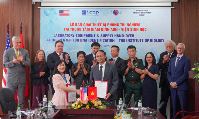 Máy giải trình tự gen thế hệ mới NextSeq 1000 được Mỹ bàn giao cho Việt Nam. Ảnh: VAST