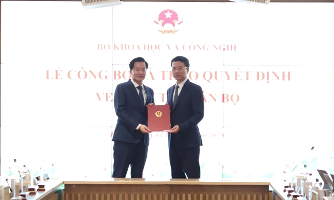 Bộ trưởng giao quyền Cục trưởng An toàn bức xạ hạt nhân cho ông Nguyễn Hoàng Linh, Phó Cục trưởng. Ảnh: Đức Huy