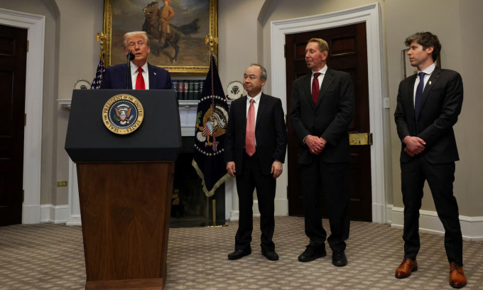 Ông Trump (trái) và các CEO khi công bố dự án Stargate vào tháng 1. Ảnh: Reuters