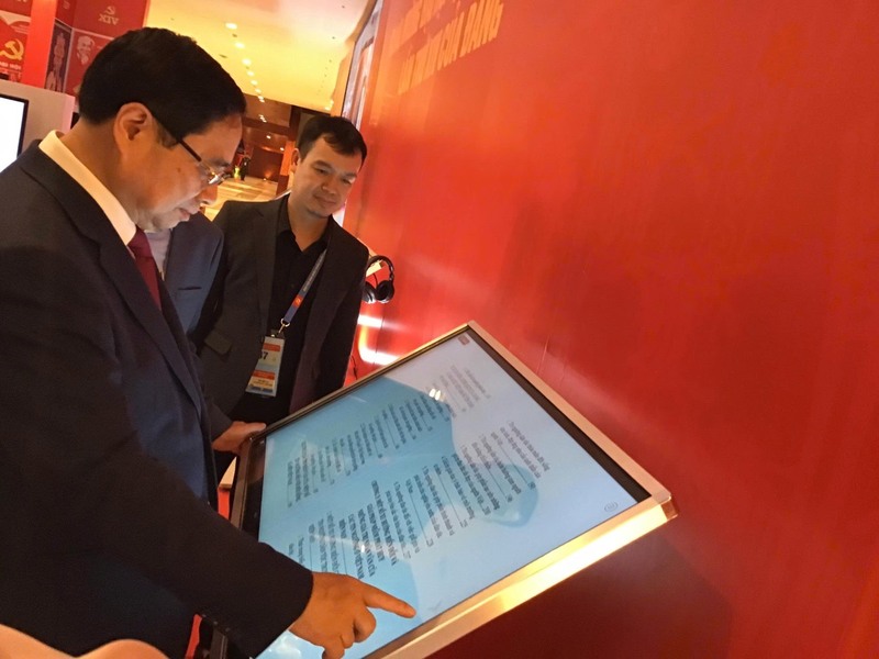 Đồng chí Phạm Minh Chính - Ủy viên Bộ Chính trị, Thủ tướng Chính phủ&nbsp;tham quan, trải nghiệm hệ thống sách điện tử tại gian hàng NXB KH-CN-TT.