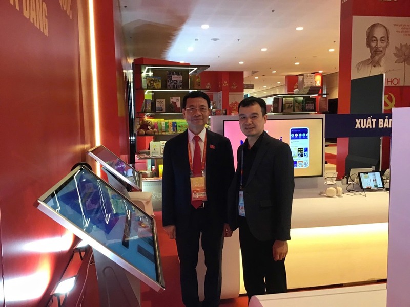 Đồng chí Nguyễn Mạnh Hùng - Ủy viên Trung ương Đảng, Bí thư Đảng ủy, Bộ trưởng Bộ Khoa học và Công nghệ tham quan không gian trưng bày xuất bản phẩm số của NXB KH-CN-TT