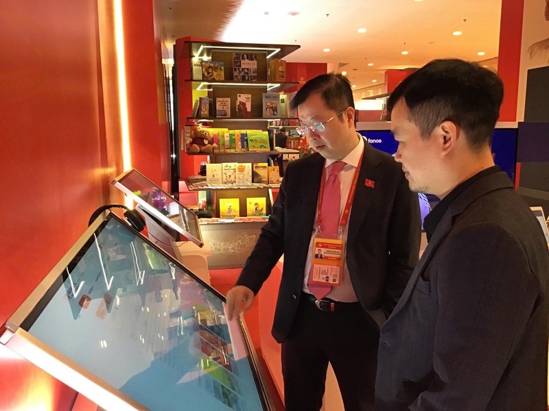 Đồng chí Nguyễn Thanh Lâm - Ủy viên Ban Chấp hành Đảng bộ Chính phủ, Bí thư Đảng ủy,&nbsp;Tổng Giám đốc Đài Truyền hình Việt Nam tham quan không gian trưng bày xuất bản phẩm số của NXB KH-CN-TT