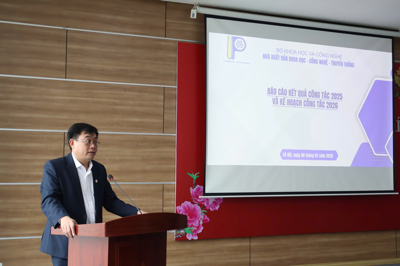 Ông Trần Chí Đạt - Giám đốc, Tổng Biên tập NXB phát biểu tại buổi gặp mặt cán bộ hưu trí .