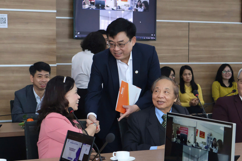 Ông Trần Chí Đạt - Giám đốc, Tổng Biên tập tặng quà cho các cán bộ hưu trí của NXB